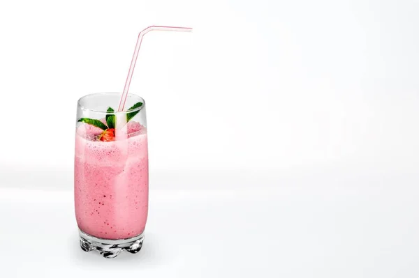 Strawberry Smoothie Dengan Dan Mint Pada Latar Belakang Putih — Stok Foto