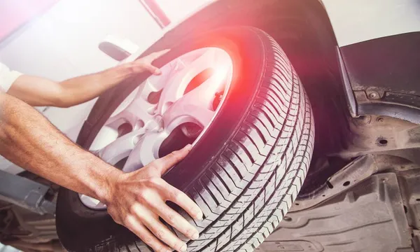 Mecánico Que Trabaja Con Neumático Del Coche Concepto Servicio Reparación — Foto de Stock