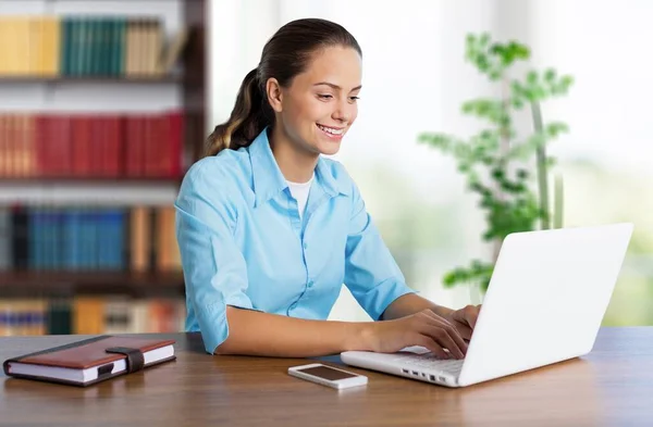 Aantrekkelijke Jonge Vrouw Met Laptop — Stockfoto