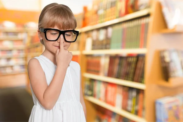 Kleines Genie Mit Büchern Zum Lesen — Stockfoto