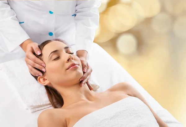 Giovane Donna Nel Salone Spa Che Riceve Trattamento Massaggio — Foto Stock