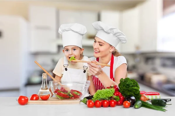 Fröhlich Glückliche Mutter Lehrt Tochter Wie Man Salat Zubereitet Stockbild