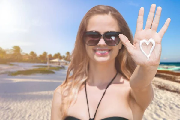 Hermosa Joven Con Gafas Sol Playa Fotos de stock libres de derechos