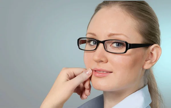 Junge Frau Mit Brille Auf Grauem Hintergrund Stockfoto