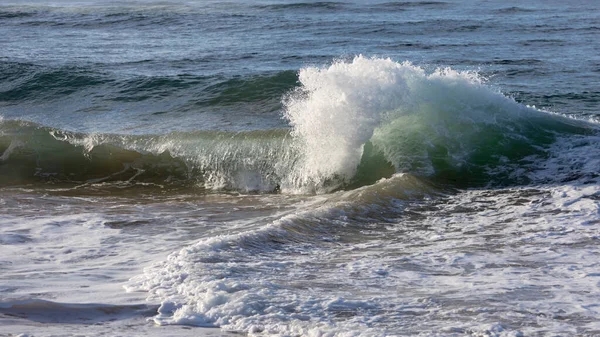 Ondas Colidindo Oceano Forresters Beach Costa Central Nsw — Fotografia de Stock