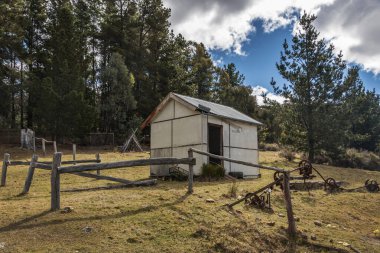 Tepedeki kırsal arazide baraka NSW ile bitiyor.
