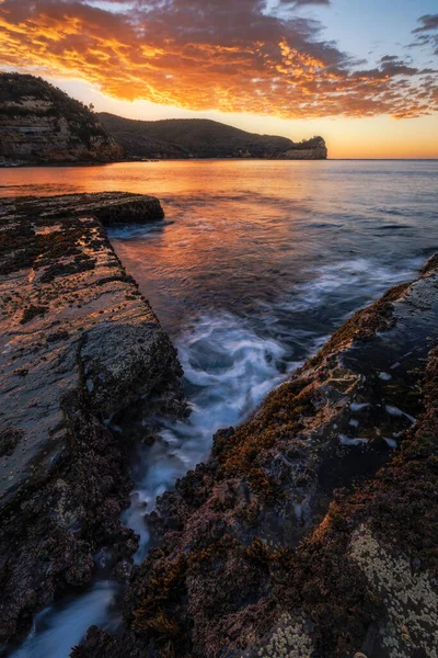 Wschód Słońca Nad Skałami Wodą Parku Narodowym Bouddi Środkowym Wybrzeżu — Zdjęcie stockowe