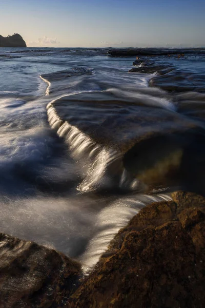 Kaskady Wpływające Oceanu Parku Narodowym Bouddi Środkowym Wybrzeżu Nsw — Zdjęcie stockowe