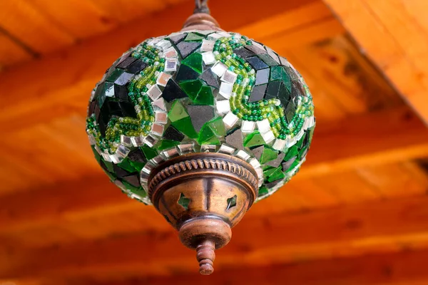 Arabische Plafondlamp Met Groene Kristallen Houten Plafond — Stockfoto