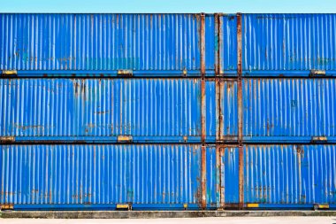 Kullanılmamış eski paslı mavi konteynırlar