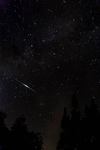 Noční Scéna Hvězdnou Oblohou Iridiovou Erupcí Způsobenou Satelitní Anténou — Stock fotografie