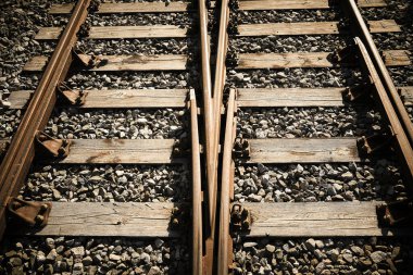 Farklı rayları yatay olarak dağıtmak için tren raylarının kesişmesi