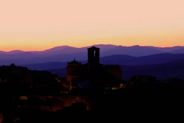 背景にラス フルデス山脈と秋の青い時間に日没でエルヴァス教会の塔 — ストック写真