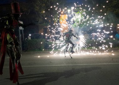 Sihirli sonbahar geçidi Hervas havai fişekçi 5 ayaklıklı adam