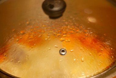 Mutfak tenceresindeki buhar, ateş pişirme için şeffaf.