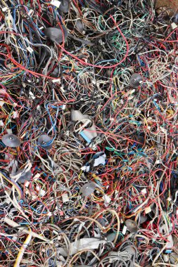 Elektrikli bilgisayar malzemelerini geri dönüştürmek için eski kablolar. Dikey bakır kablo