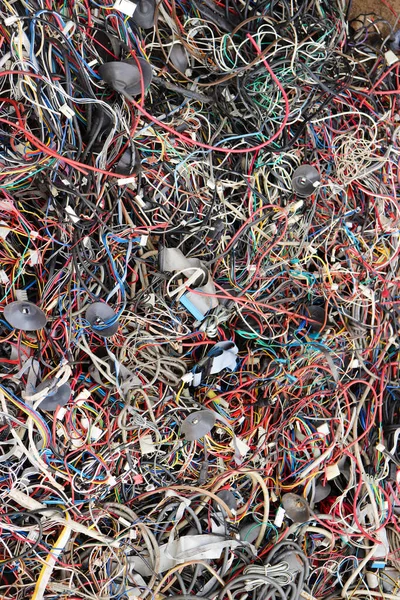 Elektrikli bilgisayar malzemelerini geri dönüştürmek için eski kablolar. Dikey bakır kablo