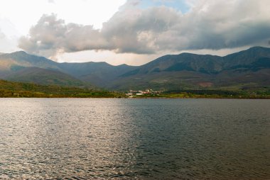 Banos de Montemayor rezervuarından Sierra de Hervas Extremadura manzarası