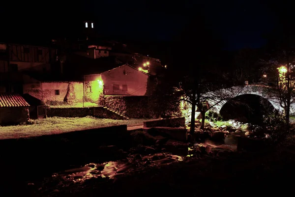 Night View Ambroz River Passes Jewish Quarter Hervas Roman Bridge — Fotografia de Stock