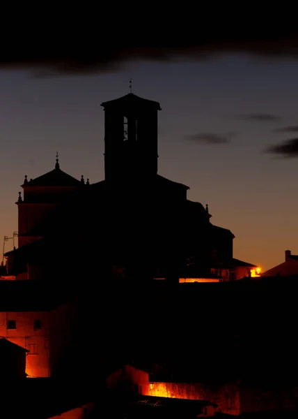 Wieża Kościoła Hervas Caceres Podświetlona Zmierzchu — Zdjęcie stockowe