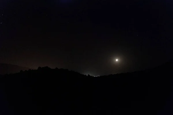 Φεγγαρόφως Φωτίζοντας Οριζόντια Ορεινή Σιλουέτα Έναστρο Ουρανό — Φωτογραφία Αρχείου