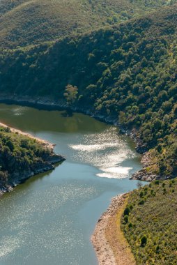 Tagus nehri Monfague 'den geçerken Extremadura dikey