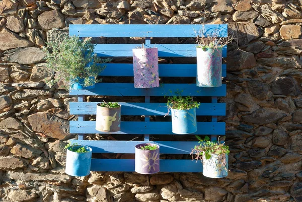 Industrial Pallet Recycled Wood Use Planter Pots Made Recycled Cans 로열티 프리 스톡 이미지