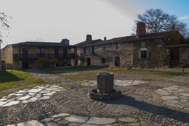 Gün batımında Granadilla Extremadura 'da küçük su havzası ya da çeşmesi olan merkez meydan