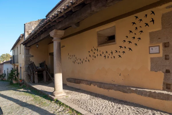 Granadilla Extremadura Duvarında Kırlangıçlar Olan Kullanılmayan Ahşap Bir Araba — Stok fotoğraf