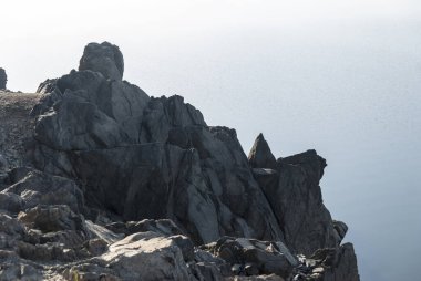 Extremadura 'daki Gabriel y Galan rezervuarının yanındaki uçurumda yatay kesim kenarları