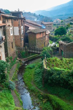 Robledillo de Gata 'nın yanındaki Arrago Nehri' nde popüler taş, kerpiç ve ahşap köprülü tahta bir mimari. Dikey