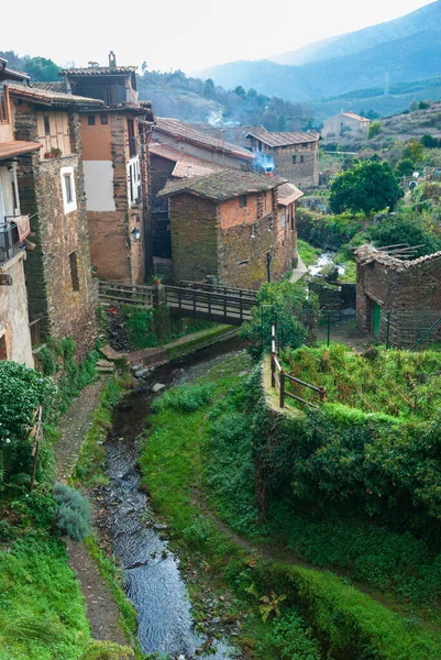 Robledillo de Gata 'nın yanındaki Arrago Nehri' nde popüler taş, kerpiç ve ahşap köprülü tahta bir mimari. Dikey