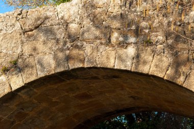 Abadia Caceres 'deki Roma taş kaldırım taşı köprüsü aşağıdan görüldü