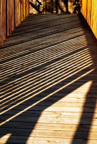 Sombras Passarela Madeira Com Trilhos Madeira Formando Caixas Diagonais Verticais — Fotografia de Stock