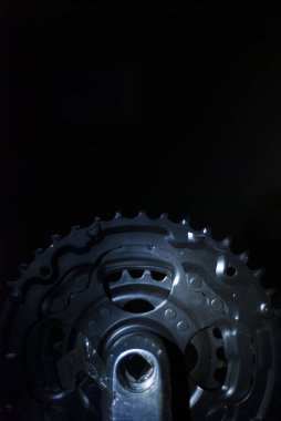 Siyah arka planı olan siyah bisiklet zincirleri.