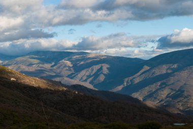 Güneşli bir günde Honduras Limanı 'ndan Valle del Jerte' deki Sierra de Tormantos 'un panoramik manzarası