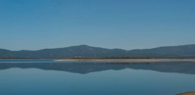 Gabriel y Galan rezervuarının panoramik manzarası. Arka planda Granadilla ve yangın söndürülmüş bir çam ormanı.