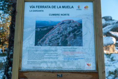 La Garganta 'daki Ferrata de La Muela nevada vasıtasıyla bahar uykusunda karla kaplı bilgilendirici poster.