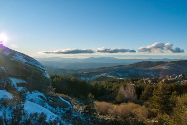 Baharda La Garganta Extremadura 'daki La Muela Nevada' dan kar ile yatay görüntü