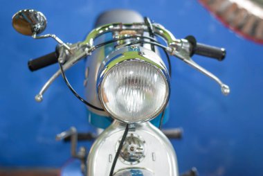 Farı, gidonu, aynası, eski model eski model motosiklet ön tarafı.