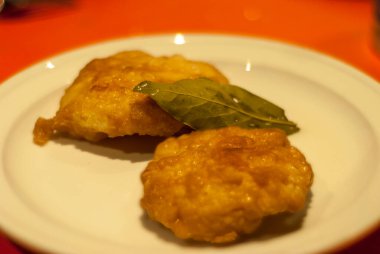 Haşlanmış patates turşusu ve yatay tabakta defne yaprağı