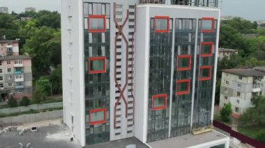 Geniş Pencereli Modern Bir Otel Binasının Dış Görünümü