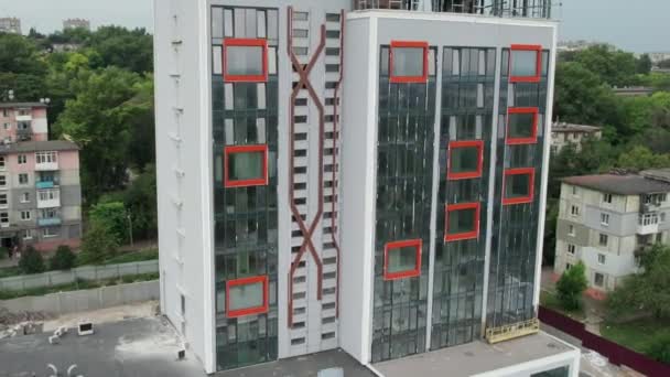 Antennevisning af ydersiden af en moderne hotelbygning med store vinduer – Stock-video