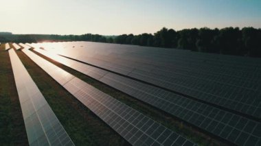 Sunset Time 'da Yeşil Alan' daki Güneş Çiftliği 'nin Hava Görüntüsü, Satır' da Güneş Panelleri