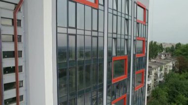 Geniş Pencereli Modern Bir Otel Binasının Dış Görünümü