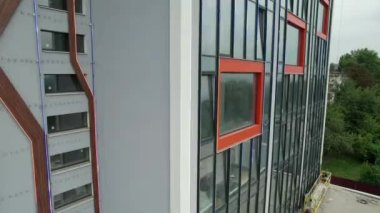 Geniş Pencereli Modern Bir Otel Binasının Dış Görünümü