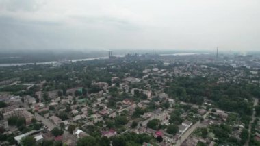 Pipes ve Smoke ile Büyük Endüstriyel Sanayi Tesisi 'nin yakınındaki şehrin havadan görünüşü