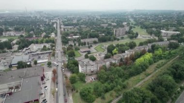 Küçük bir kasabanın havadan görünüşü, şehir manzarası, Yeşil Alanlar yakınlarındaki evlerin yanından uçmak.
