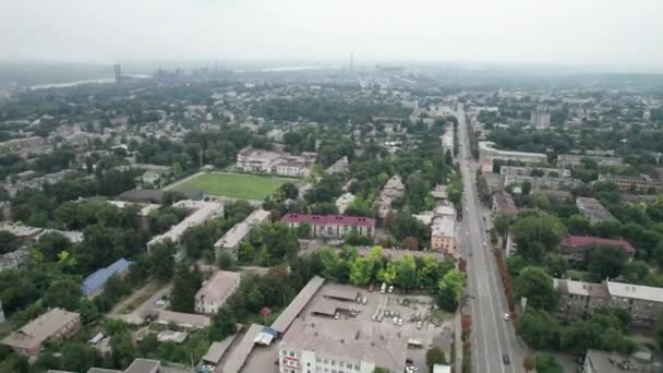 Vista aérea de la ciudad cerca de una gran planta industrial con tuberías y humo — Vídeo de stock