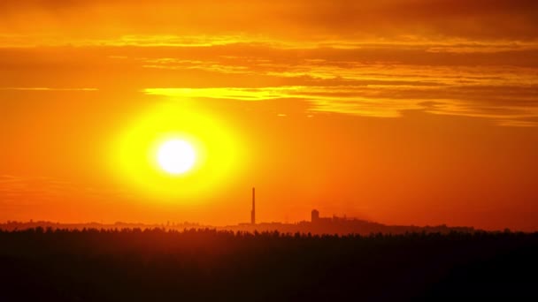 Pomarańczowy zachód słońca na niebie, upływ czasu, niesamowite kolory zachodzącego słońca wieczorem — Wideo stockowe